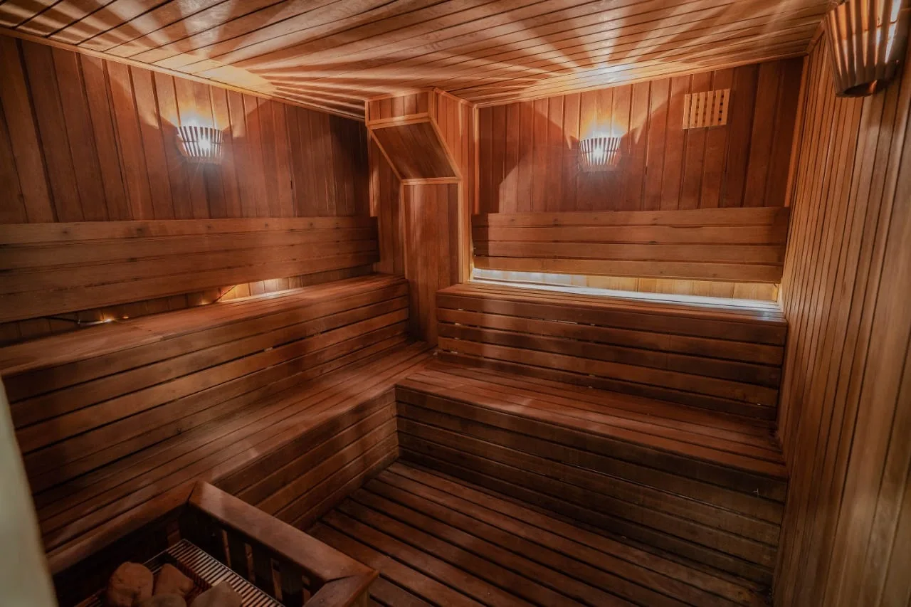 Sauna de madeira com luz quente