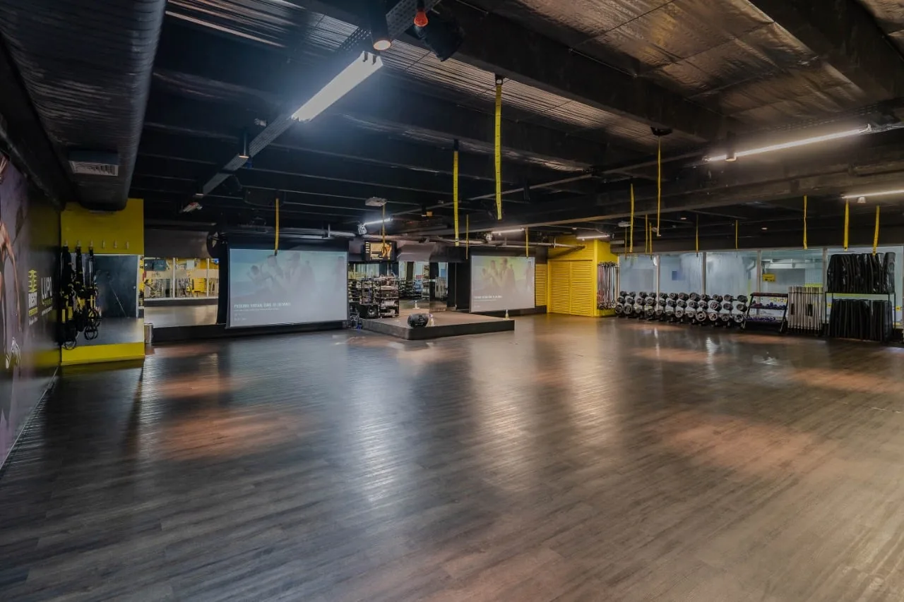 Sala de aulas coletivas com palco e telões